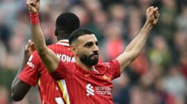 Penyerang Liverpool Mohamed Salah merayakan gol dicetaknya penaltinya yang memastikan kemenangan tipis atas tuan rumah Burnley. (AFP/Paul Ellis)