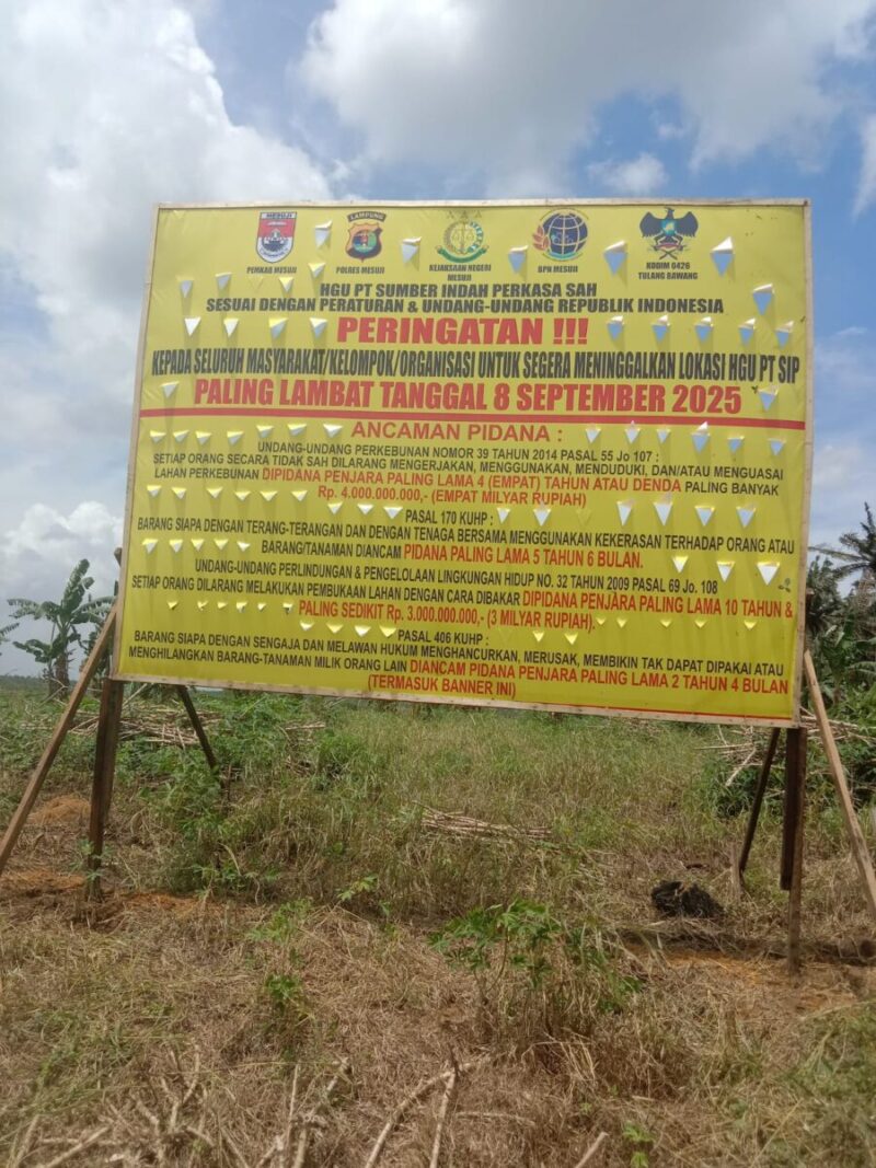 Spanduk yang memuat ancaman pidana dan batas waktu pengosongan lahan hingga 8 September 2025 ini ditujukan kepada sekitar 500 keluarga yang mendiami wilayah yang diklaim sebagai Hak Guna Usaha (HGU) milik perusahaan.