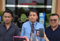 Penasihat hukum perusahaan PT Trishakti Agro Mskmur, M Rian Ali Akbar, menjawab pertanyaan wartawan. (Istimewa)