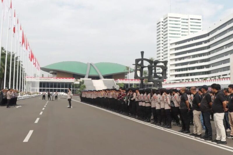 Ilustrasi - Ribuan personel gabungan menggelar apel pasukan dalam rangka pengamanan aksi unjuk rasa di depan Gedung DPR/MPR Jakarta, Kamis (21/8/2025). (Humas Polres Metro)