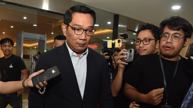 Mantan Gubernur Jabar Ridwan Kamil memberikan keterangan kepada wartawan
(Jennus)