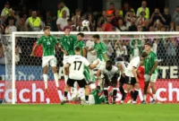 Gelandang Timnas Jerman Florian Wirtz (17) mencetak gol tendangan bebas ke gawang Timnas Irlandia Utara pada pertandingan Grup A Kualifikasi Piala Dunia 2026 zona Eropa di Stadion RheinEnergie, Cologne, Minggu (7/9/2025) waktu setempat. (uefa.com)