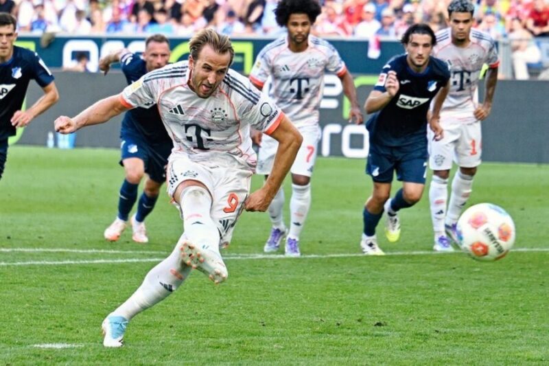 Harry Kane mengesekusi penalti dalam laga Bayern Muenchen lawan Hoffenheim. (DPA via AP Photo/Uwe Apsach)