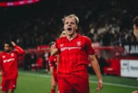 Gelandang FC Twente Thomas van den Belt merayakan gol yang dicetaknya pada laga pekan ketujuh Liga Belanda kontra Fortuna Sittard di Stadion Grolsch Veste, Enschede, Jumat (27/9/2025) waktu setempat. (fctwente.nl)