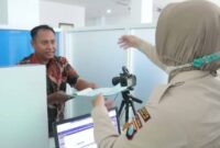 Proses pembuatan SIM baru. (Jennus)