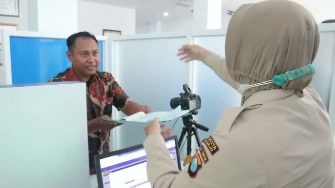 Proses pembuatan SIM baru. (Jennus)