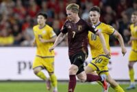 Pemain Belgia Kevin dr Bruyne menggiring bola dikuntit dua personel Kazakhstan.(Getty Images/Socrates Images)