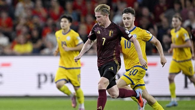 Pemain Belgia Kevin dr Bruyne menggiring bola dikuntit dua personel Kazakhstan.(Getty Images/Socrates Images)