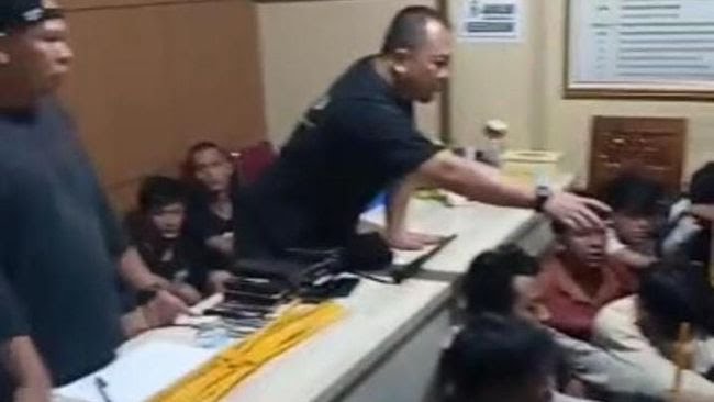 Kepolisian Daerah Sumatera Selatan mengamankan 42 orang pelaku aksi anarkis di Palembang. (Jennus)