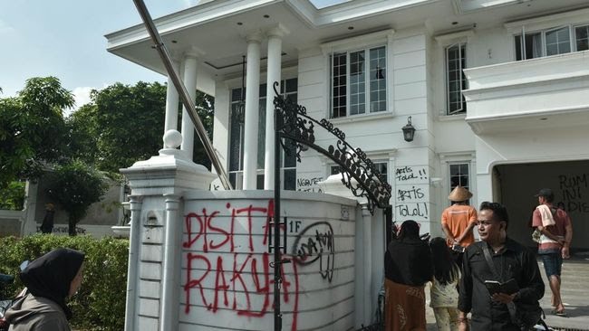 Rumah Uya Kuya pasca penjarahan oleh massa aksi. (Jennus)