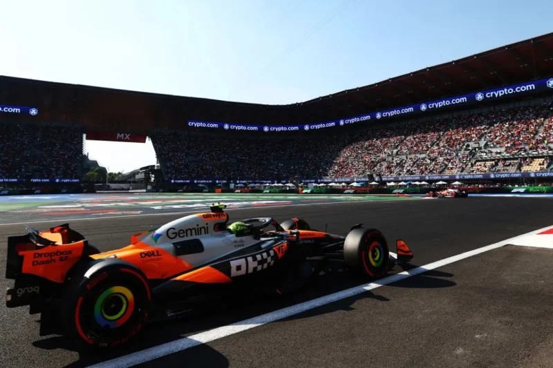 Pebalap McLaren Lando Norris merebut pole position pada sesi kualifikasi Grand Prix Meksiko 2025 di Autodromo Hermanos Rodriguez, Minggu (26/10) dini hari WIB. (Formula1.com)