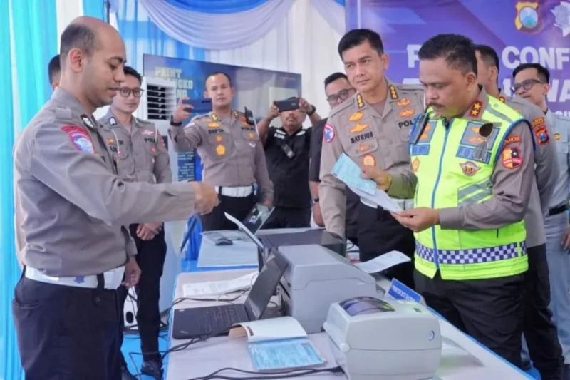 Kepala Korlantas Polri Inspektur Jenderal Polisi Agus Suryonugroho bersama sejumlah pejabat utama Korlantas meninjau peneraiann ETLE di wilayah hukum Polresta Sidoarjo, Jawa Timur. (Dok Korlantas)