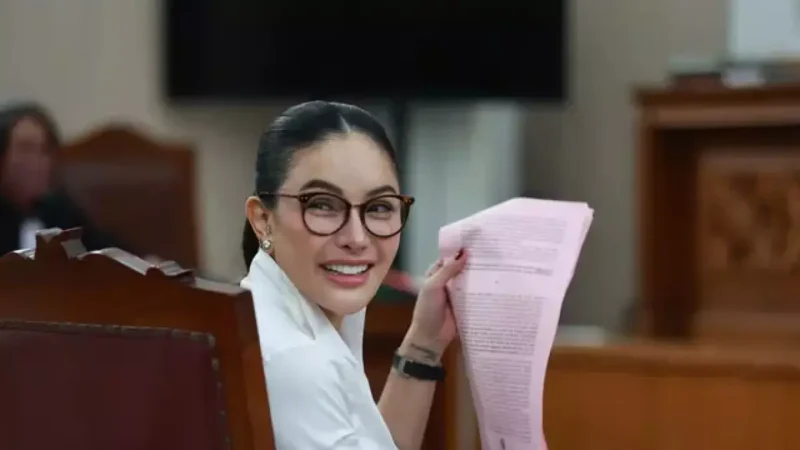 Nikita Mirzani menoleh ke arah pengunjung sidang untuk melihat respon atas pledoi yang dibacakannya. (jennus)