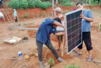 Tim dosen Universitas Muhammadiyah Yogyakarta (UMY) memasang sistem pembangkit listrik tenaga surya (PLTS) di area Bumi Perkemahan Wisata Gunungkidul. (Dok UMY)
