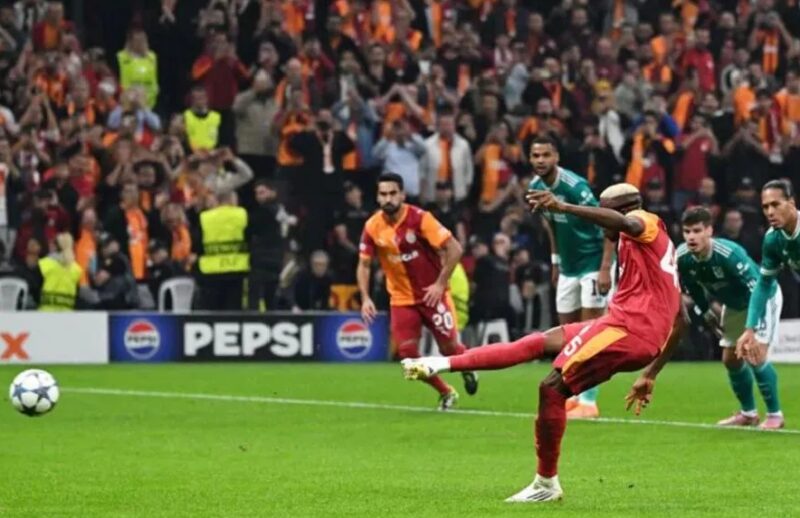 Gelandang Benfica Richard Rios (20) melakukan gol bunuh diri ketika menghadapi Chelsea pada pertandingan Liga Champions di Stadion Stamford Bridge, London, Selasa (30/9/2025) waktu setempat. (uefa.com)