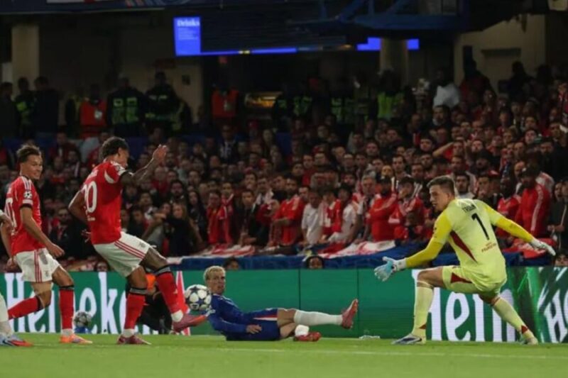 Gelandang Benfica Richard Rios (20) melakukan gol bunuh diri ketika menghadapi Chelsea pada pertandingan Liga Champions di Stadion Stamford Bridge, London, Selasa (30/9/2025) waktu setempat. (uefa.com)