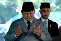 Presiden Prabowo Subianto memanjatkan doa untuk para Pahlawan Revolusi saat meninjau sumur maut tempat dibuangnya beberapa pahlawan yang gugur saat 30 September 1965 di Museum Pancasila Sakti, Lubang Buaya, Jakarta Timur, Selasa (1/10/2025). (BPMI Sekretariat Presiden)