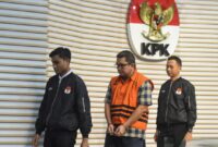 Mantan Dirut PT Perusahaan Gas Negara (PGN) periode 2008-2017 Hendi Prio Santoso (tengah) dikawal petugas usai dihadirkan dalam konferensi pers penahanan tersangka di Gedung Merah Putih KPK, Jakarta, Rabu (1/10/2025). (Antara Foto)