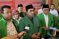 Sekretaris Jenderal Partai Persatuan Pembangunan (PPP) kubu Agus Suparmanto, Taj Yasin Maimoen (tengah), menyampaikan keterangan kepada wartawan usai mendaftarkan hasil Muktamar X PPP ke Kementerian Hukum di Jakarta, Rabu (1/10/2025). (Antara Foto/Fath Putra Mulya)
