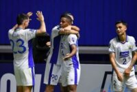 Selebrasi pemain Persib Bandung Uilliam Barros (tengah kanan) dengan rekan setimnya setelah mencetak gol kedua Persib saat lawan Bangkok United di BG Stadium, Rabu (2/10/2025). (AFC)
