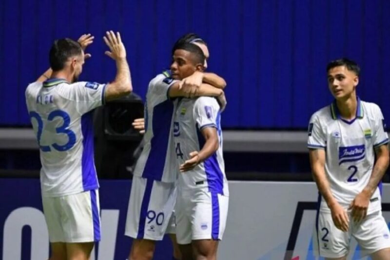 Selebrasi pemain Persib Bandung Uilliam Barros (tengah kanan) dengan rekan setimnya setelah mencetak gol kedua Persib saat lawan Bangkok United di BG Stadium, Rabu (2/10/2025). (AFC)