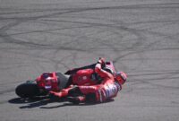 Pebalap Ducati Lenovo, Marc Marquez, saat terguling kedua kalinya pada sesi latihan MotoGP Indonesia di Sirkuit Mandalika, Lombok, Nusa Tenggara Barat, Jumat (3/10/2025). (Antara Foto)