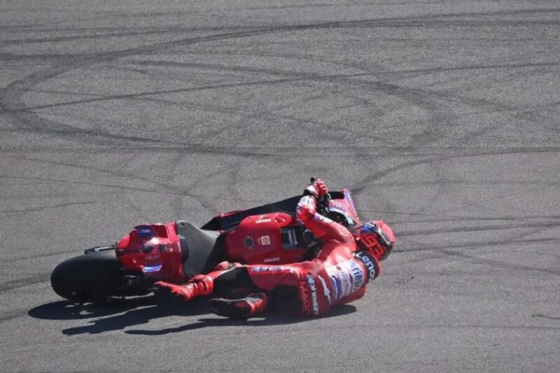 Pebalap Ducati Lenovo, Marc Marquez, saat terguling kedua kalinya pada sesi latihan MotoGP Indonesia di Sirkuit Mandalika, Lombok, Nusa Tenggara Barat, Jumat (3/10/2025). (Antara Foto)