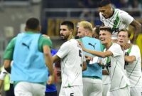 Pesepak bola U.S. Sassuolo Domenico Berardi melakukan selebrasi bersama rekan-rekannya usai mencetak gol ke gawang Inter Milan dalam laga lanjutan Liga Italia, di Stadion San Siro, Milan, Italia, Rabu (27/9/2023). (Reuters-Massimo Pinca)