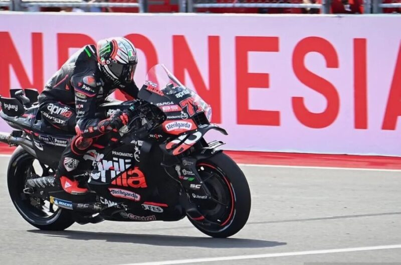 Pebalap Aprilia Racing Marco Bezzecchi memacu kecepatan sepeda motornya saat memasuki garis finis dalam sesi Sprint Race MotoGP Indonesia 2025 di Sirkuit Internasional Pertamina Mandalika, Lombok Tengah, Nusa Tenggara Barat, Sabtu (4/10/2025). (Antara Foto)