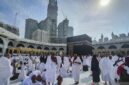 Sejumlah jamaah umroh tengah melakukan towaf mengelilingi Ka'bah. (Jennus/dok)