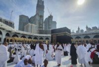 Sejumlah jamaah umroh tengah melakukan towaf mengelilingi Ka'bah. (Jennus/dok)