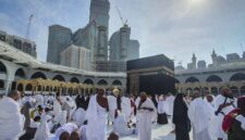 Sejumlah jamaah umroh tengah melakukan towaf mengelilingi Ka'bah. (Jennus/dok)
