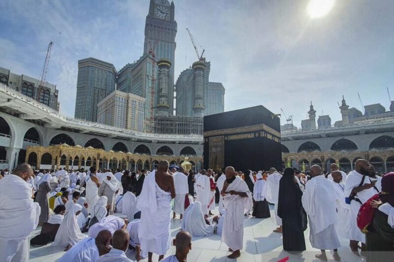 Sejumlah jamaah umroh tengah melakukan towaf mengelilingi Ka'bah. (Jennus/dok)