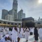 Sejumlah jamaah umroh tengah melakukan towaf mengelilingi Ka'bah. (Jennus/dok)