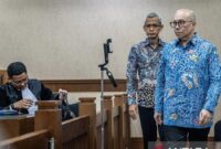 Mantan Direktur Utama PT Taspen (Persero), Antonius Kosasih, sesaat sebelum pembacaan vonis oleh majelis hakim. (Jennus)