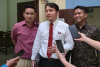 Penasihat hukum PT Trishakti Agro Makmur, M. Rian Ali Akbar, S.H., CPLA., didampingi Dhaniko Sembiring, S.H., dan Muhamad Rizki Tauzah, S.H., memberi keterangan kepada awak media. (Jennus/Jamaluddin)