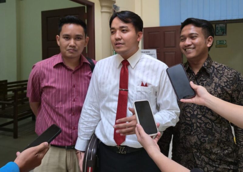 Penasihat hukum PT Trishakti Agro Makmur, M. Rian Ali Akbar, S.H., CPLA., didampingi Dhaniko Sembiring, S.H., dan Muhamad Rizki Tauzah, S.H., memberi keterangan kepada awak media. (Jennus/Jamaluddin)