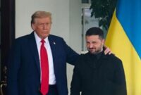 Presiden AS Donald Trump menyambut Presiden Ukraina Volodymyr Zelensky di Gedung Putih di Washington, D.C., Amerika Serikat (18/8/2025). (Xinhua/Hu Yousong)