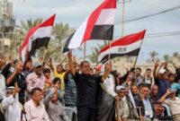 Warga merayakan kesepakatan gencatan senjata antara Israel dan kelompok perlawanan Hamas di Deir al-Balah, Jalur Gaza tengah, Palestina (9/10/2025). (Xinhua/Rizek Abdeljawad)