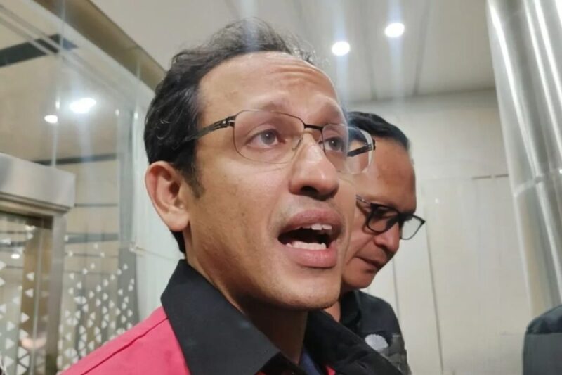 Mantan Mendikbudristek Nadiem Makarim menjawab pertanyaan wartawan usai diperiksa selama 10 jam di KPK. (Antara Foto)