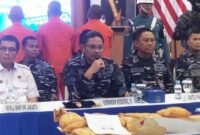 Komandan Kodaeral III Laksamana Muda TNI Uki Prasetia menunjukkan sabu sebanyak 10 kilogram dalam konferensi pers di Jakarta, Rabu (15/10/3025). (Antara)
