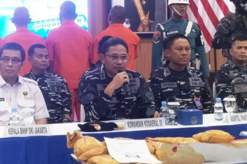 Komandan Kodaeral III Laksamana Muda TNI Uki Prasetia menunjukkan sabu sebanyak 10 kilogram dalam konferensi pers di Jakarta, Rabu (15/10/3025). (Antara)