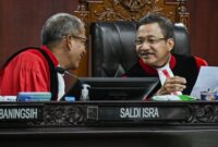 Ketua Mahkamah Konstitusi Suhartoyo berbincang dengan Wakil Ketua MK Saldi isra saat memimpin sidang putusan, Kamis (16/10/2025). (Antara) 