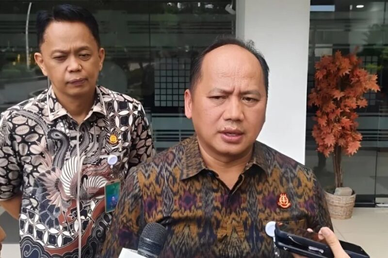 Kapuspenkum Kejagung Anang Supriatna memberikan keterangan kepada wartawan. (Jennus)