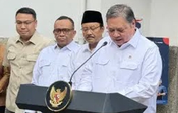 Menteri Koordinator Bidang Perekonomian Airlangga Hartarto menjelaskan rencana pemerintah untuk memberi tambahan BLT dalam.konferensi.pers di Jakarta, Jumat (17/10/2025). (Jennus/Jamaluddin)