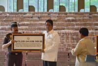 Jaksa Agung ST Burhanuddin secara simbolis menyerahkan uang pengganti kerugian perekonomian negara dalam perkara korupsi ekspor minyak sawit mentah atau crude palm oil (CPO) dan turunannya kepada Menteri Keuangan Purbaya Yudhi Sadewa disaksikan oleh Presiden Prabowo Subianto di Gedung Utama Kejaksaan Agung, Jakarta, Senin (20/10/2025). (Antara Foto)