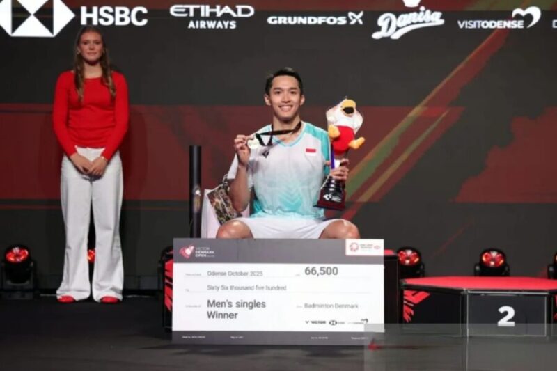Jonathan Christie menjuarai Denmark Open setelah menundukkan tunggal putra peringkat satu dunia, Shi Yuqi dari China, melalui pertarungan tiga gim, 13-21, 21-15, 21-15, pada laga final di Jyske Arena, Odense, Minggu malam WIB. (Dok PBSI)