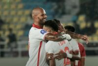 Yakob Sayuri dipeluk David da Silva dan pemain Malud United setelah mencetak gol ketiga ke gawang Persis Solo. (Jennus/Jamaluddin)