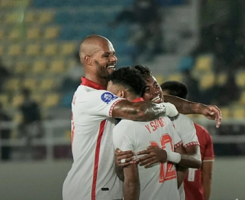 Yakob Sayuri dipeluk David da Silva dan pemain Malud United setelah mencetak gol ketiga ke gawang Persis Solo. (Jennus/Jamaluddin)