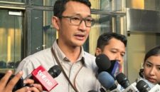 Juru bicara KPK Budi Prasetyo memberikan keterangan kepada wartawan di Gedung Merah Putih KPK Jakarta, Selasa (21/10/2025). (Jennus)